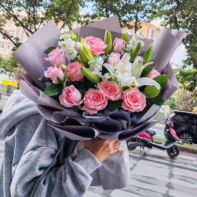 贺州11朵戴安娜粉玫瑰百合，与你一起追逐梦想