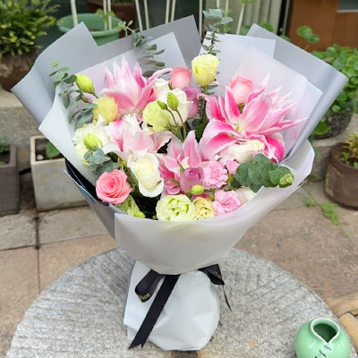 贺州9朵玫瑰混搭百合，爱恋纯真无邪